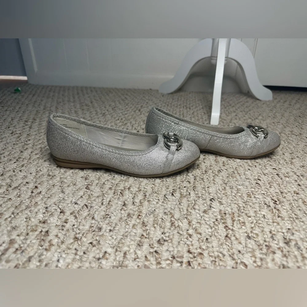 Karen Scott Silver Ballet Flats with Bow and Rounded Toe size 5M